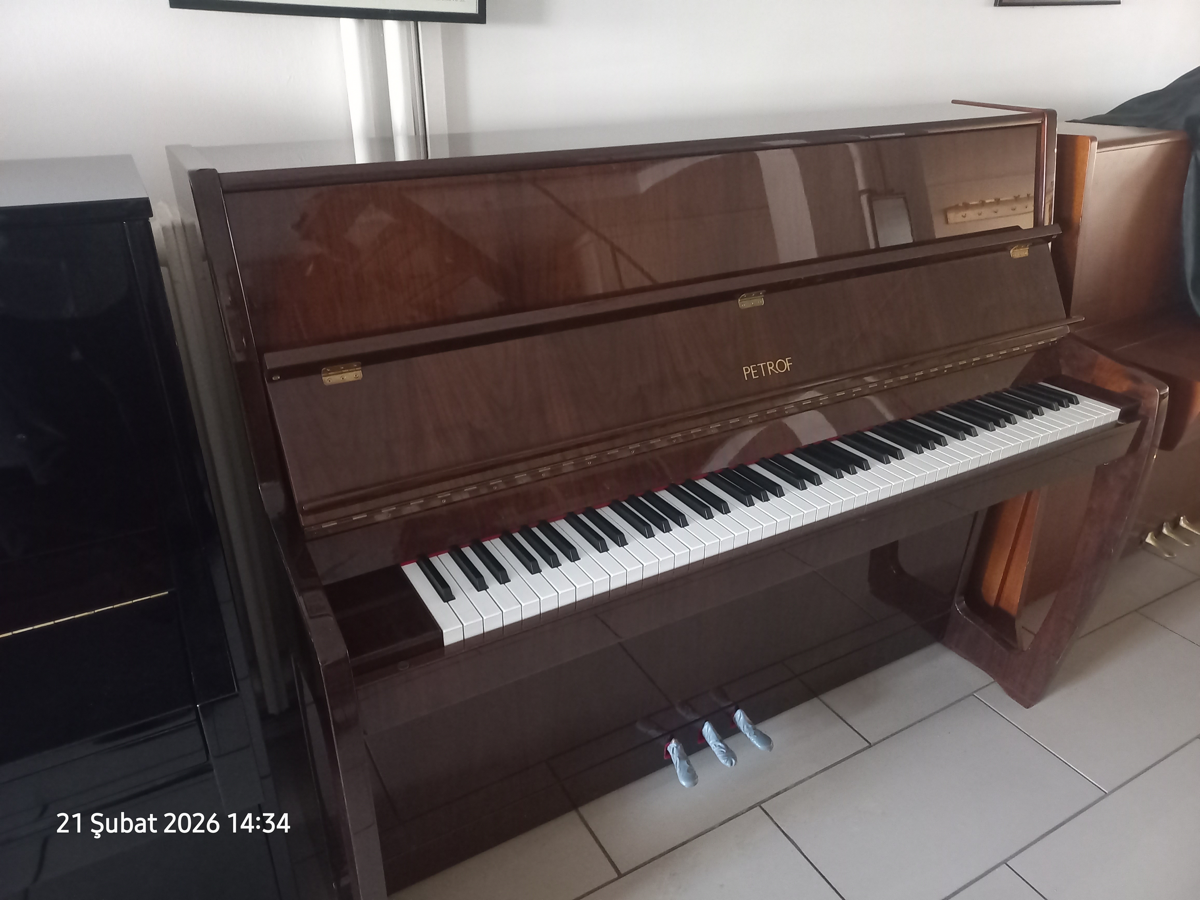 PETROF P118L3 KONSOL PİYANO